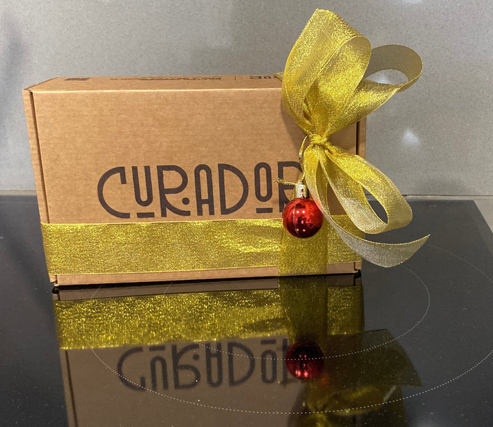 Caja regalo 3 Packs Reyes con café de Venezuela, Colombia y Honduras decorada con lazo dorado y adorno rojo.