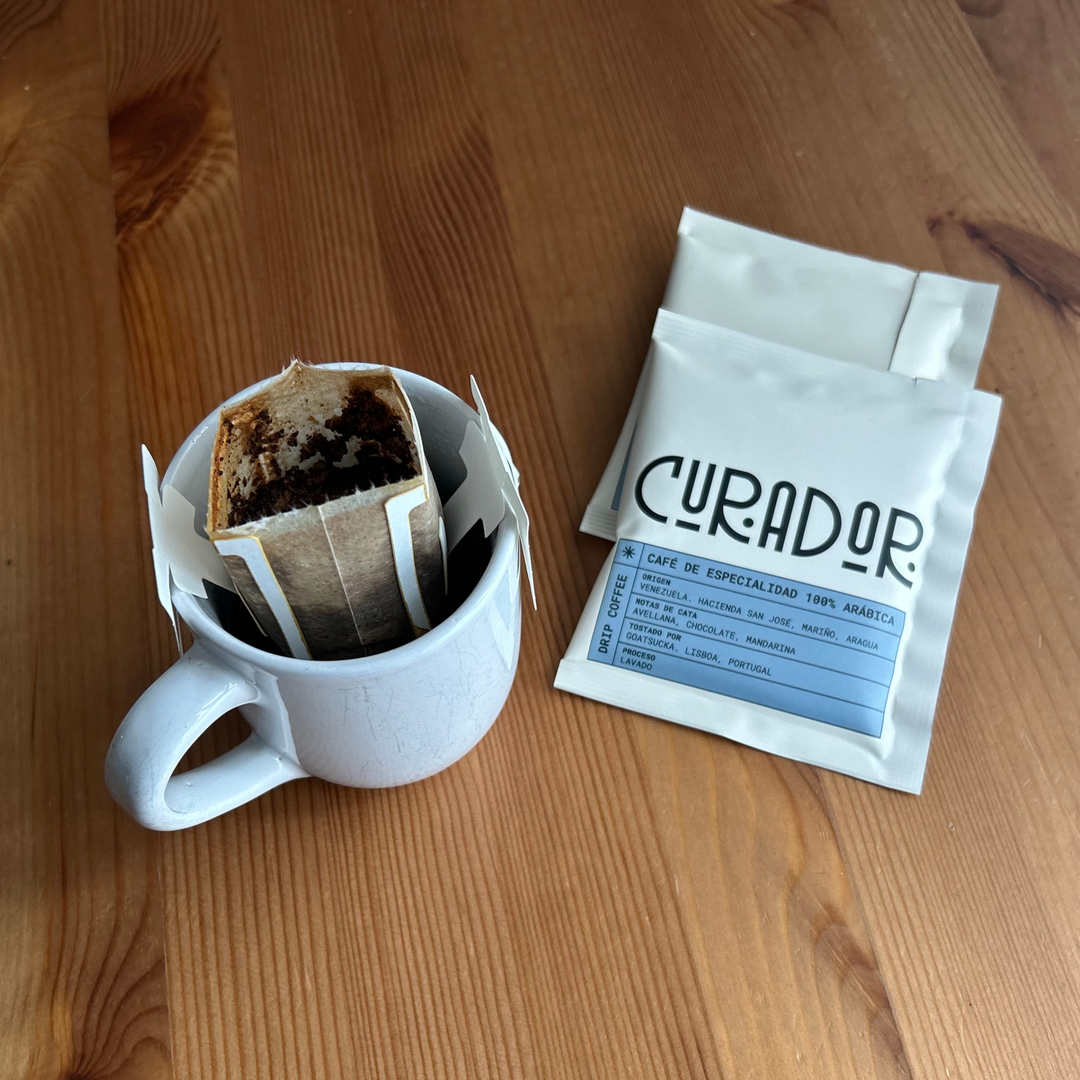Bolsas de drip coffee de especialidad Curador sobre taza, adaptadas para fácil preparación.