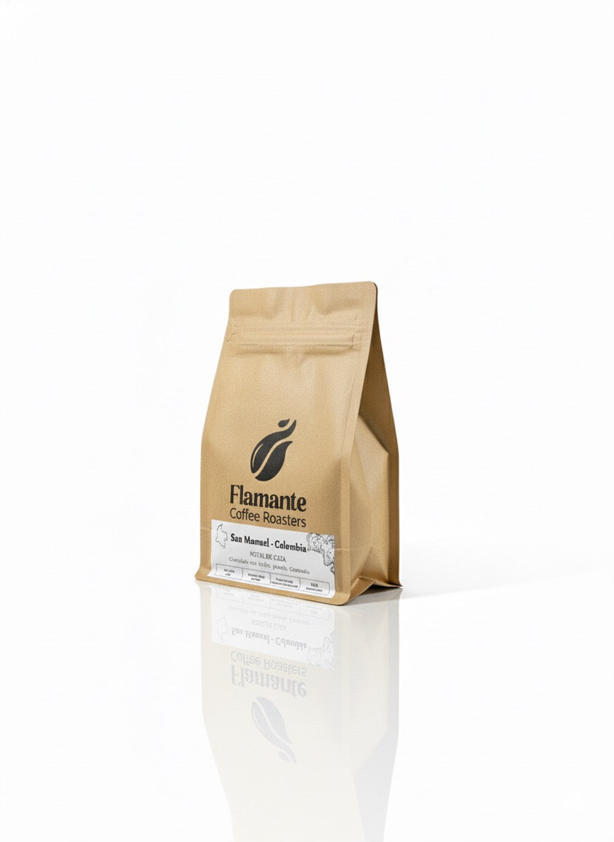 Café Colombia San Manuel tostado por Flamante Coffee Roasters con notas de chocolate con leche, panela y caramelo, ideal para espresso y prensa francesa.