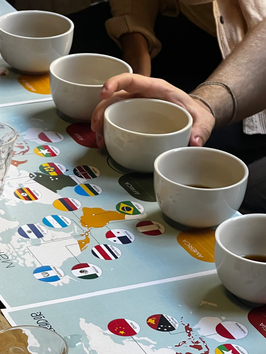 Cata de cafés de especialidad sobre el mapa mundial donde se cultivan los granos