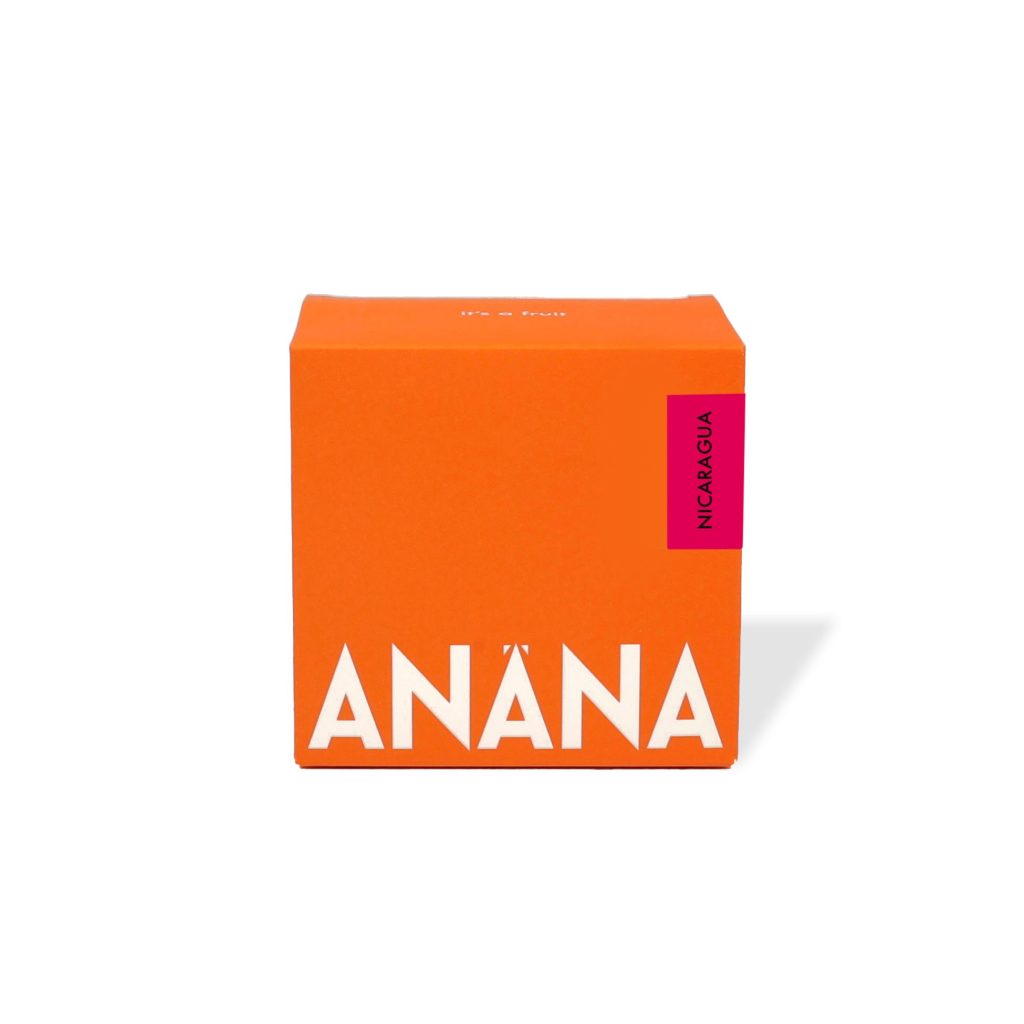 Nicaragua Santa Adela café tostado con notas de cereza roja, chicle de fresa, granada y chocolate con leche.